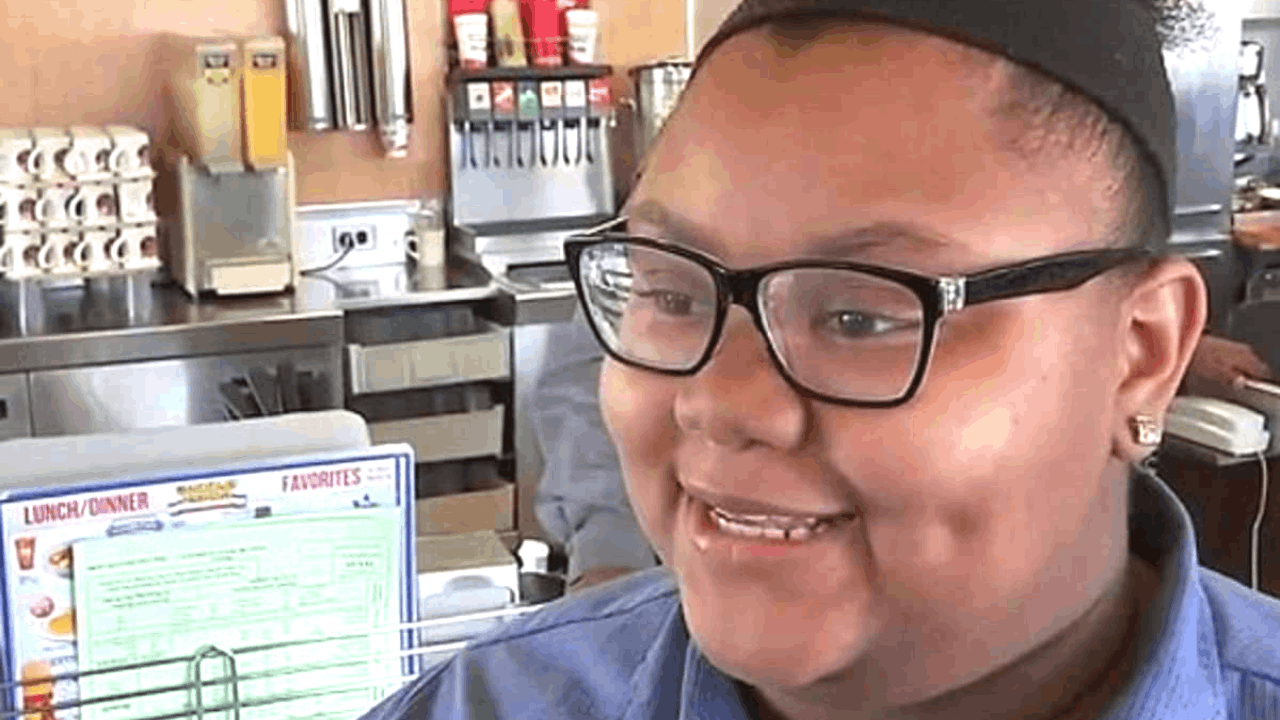 This Waitress Was Being Filmed By A Customer and Had No Idea