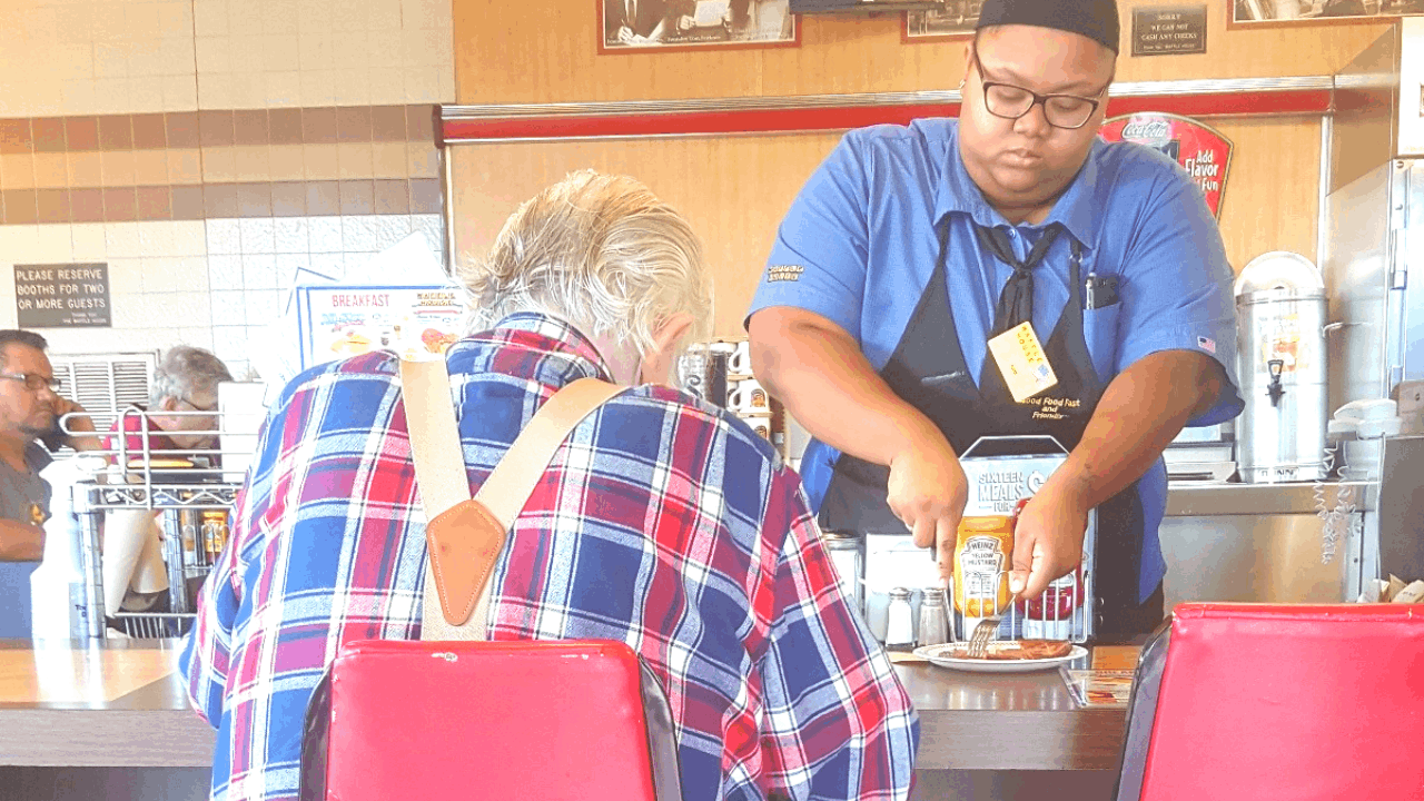 This Waitress Was Being Filmed By A Customer and Had No Idea