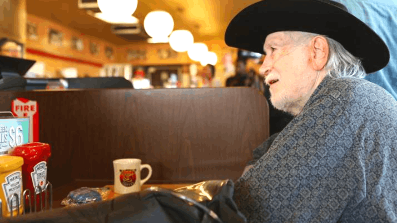 This Waitress Was Being Filmed By A Customer and Had No Idea