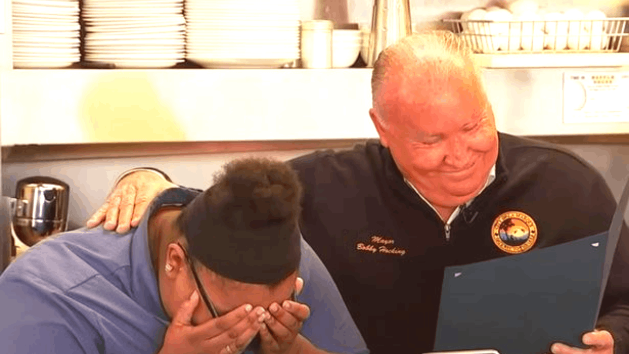 This Waitress Was Being Filmed By A Customer and Had No Idea