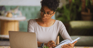Consigue la mejor financiación para tu formación tecnológica: 10 becas a las que puedes postularte